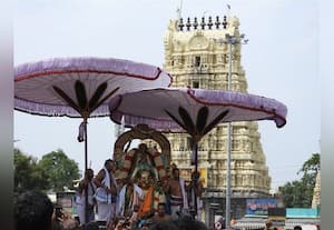  கருடசேவையி்ல் காஞ்சி வரதராஜர்