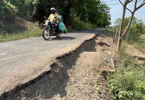  மண் அரிப்பால் சாலையோரம் பள்ளம் விபத்தில் சிக்கும் வாகன ஓட்டிகள்