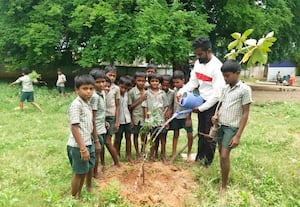 மரக்கன்றுகளுடன்  சுற்றுச்சூழலை பாதுகாக்கும்- நத்தம் குழு