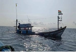  கடலில் தத்தளித்த 7 மீனவர்கள் மீட்பு