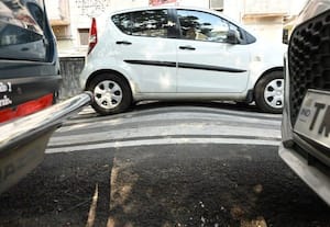  உயரமான வேகத்தடைகளால் விபத்து நடக்கும் அவலம்