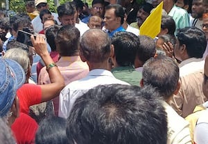  'சீல்' உடைத்து மதுக்கூடம் நடத்திய நபருக்கு 'காப்பு'