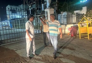  நள்ளிரவில் உழவர்கரை நகராட்சி ஆணையர் திடீர் ஆய்வு குப்பைகளை உடனுக்குடன் அகற்ற உத்தரவு
