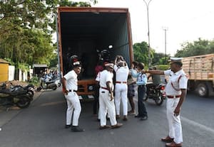  போக்குவரத்திற்கு இடையூறு இ.சி.ஆரில் பைக்குகள் பறிமுதல்