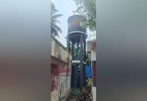  8 ஆண்டுகளாக திறக்கப்படாத குடிநீர் தொட்டி திறப்பு விழா நடத்துவதில் போட்டோ போட்டி