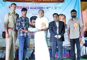  'கல்வியில் சிறந்து விளங்கினால் தான் உயர்ந்த பதவிகளை அடைய முடியும்'