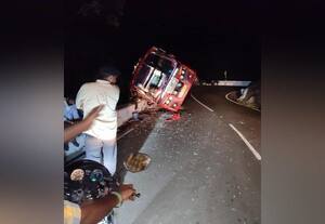 மலைப்பாதையில் அஜாக்கிரதை; வேன் கவிழ்ந்து 5 பேர் காயம் 