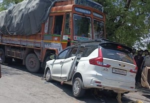  திருச்சி அருகே கார் - லாரி மோதல்; பெண் உட்பட நான்கு பேர் மரணம்