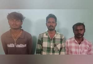  ஏரியில் மண் அள்ளிய 3 பேர் கைது ஜே.சி.பி., டிராக்டர் பறிமுதல்
