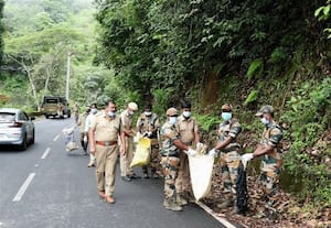  சாலையோர துாய்மை பணி நகராட்சியுடன் வனத்துறை களம்