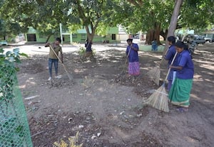  இன்று பள்ளிகள் திறப்பு : சுத்தம் செய்யும் பணி தீவிரம்