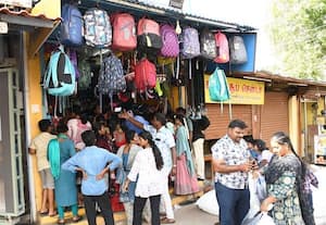 ஸ்டேஷனரி பொருட்கள் வாங்க கடைகளில் குவிந்த மாணவர்கள்