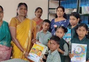 கோடை விடுமுறை முடிந்து பள்ளிகள் திறப்பு மாணவர்களுக்கு நோட்டு புத்தகம் வழங்கல்
