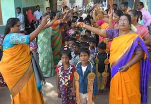  மாணவர்களை மலர் துாவி வரவேற்ற ஆசிரியர்கள்