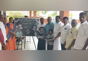  மலர்களுடன் வரவேற்பு மாணவர்கள் மகிழ்ச்சி