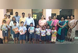  அரசு பள்ளியில் இலவச பாடப் புத்தகம் வழங்கல்