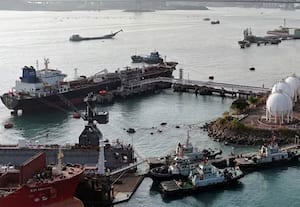 ஓமன் எண்ணெய் கிடங்கு அருகே ஈரான் ட்ரோன் தாக்குதல்;கச்சா எண்ணெய் ஏற்றுமதி நிறுத்தம்