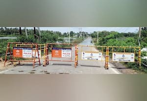 கூவம் ஆற்று பாலத்திற்கு நில எடுப்பு பணியோடு... மூடுவிழா?:ரூ.45 கோடி ஒதுக்கியும் 4 ஆண்டாக இழுத்தடிப்பு; மழைக்காலத்தில் 50 கிராம மக்கள் தத்தளிக்கும் அவலம்