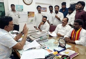  திருவள்ளூர் நகராட்சி கூட்டரங்கில் தமிழக முதல்வர் விஜய் படம் 'மிஸ்சிங்' ஆணையரிடம் த.வெ.க., - எம்.எல்.ஏ.,க்கள் புகார்