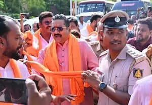  பள்ளி, கல்லுாரி மாணவர்களுக்கு காவி நிற துண்டு வழங்க முயற்சி பசனகவுடா பாட்டீல் எத்னால் கைது