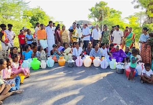 காலி குடங்களுடன் கிராம மக்கள் சாலை மறியல்