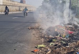  ரோட்டோர  குப்பைகளுக்கு தீ வைப்பு மூச்சு திணறலில் வாகன ஓட்டிகள்