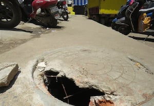  வடிகால்வாய் கான்கிரீட் மூடி சேதம் விபத்தில் சிக்கும் பாதசாரிகள்