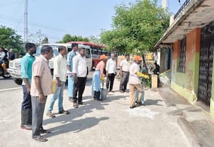  பூச்சி மருந்து தெளிக்கும் பணி