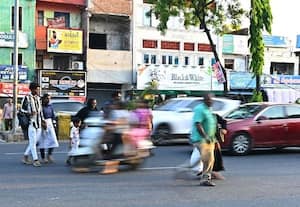  ஜிப்மர் எதிரே படுவேகம்... பஸ் ஸ்டாண்ட் எதிரே படுமோசம்... புதுச்சேரியின் நோ யூஸ் நடை மேம்பாலத்தின் ஷாக் ரிப்போர்ட்