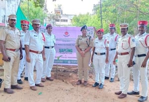  சுற்றுச்சூழல் தினத்தை முன்னிட்டு மரக்கன்றுகளை நட்ட போலீசார்