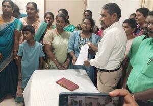 25 ஆண்டுகளுக்குப் பின் இயங்கிய திண்டிவனம் எம்.எல்.ஏ., அலுவலகம்: பொதுமக்களிடம் மனுக்களை பெற்ற அமைச்சர்