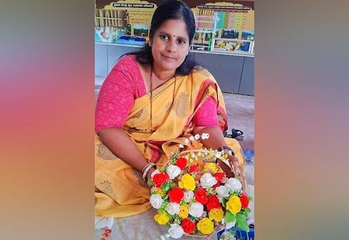  கைவினை பொருட்கள் தயாரிக்க பயிற்சி அளிக்கும் புட்டம்மா