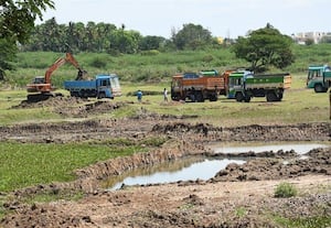  உழந்தை ஏரியை ஆழப்படுத்த மண் அள்ளும் பணி ஜரூர்