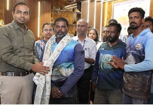  கடலில் தத்தளித்த மீனவர்களை மீட்டு வந்த மீனவர்களுக்கு கலெக்டர் பாராட்டு