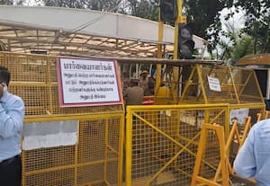 Crowds gather at the fort, violating police and restrictions Government services affected