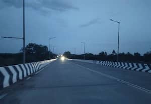  மின் விளக்குகள் எரியாததால் பாலத்தில் விபத்து அச்சம்