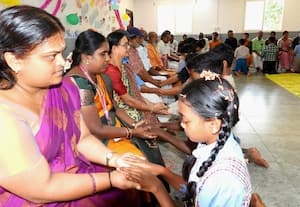 ஆசிரியர்கள், பெற்றோரிடம் ஆசி பெற்ற மாணவர்கள்