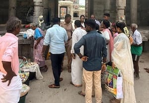  திருவாலங்காடு வடாரண்யேஸ்வரர் கோவிலில் வியாபாரிகள் தொல்லையால் பக்தர்கள் அதிருப்தி