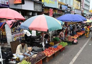  காட்சிகள் மாறுமா?  சாலையோர ஆக்கிரமிப்பு கடைகளால் திணறும் சென்னை :'கல்லா'வை நிரப்பும் கவுன்சிலர்கள், போலீசாரால் சிக்கல்; ஆட்சி மாறியுள்ள நிலையில் தீர்வு காண சரியான தருணம்