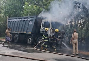  மின்கசிவால் தீப்பற்றி எலும்புக்கூடான லாரி