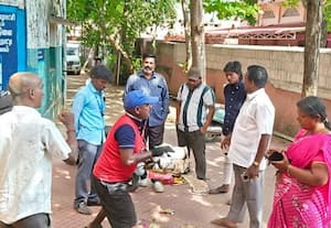  கோட்டக்குப்பம் நகராட்சி அலுவலக வாயிலில் குப்பை கொட்டி போராட்டம்