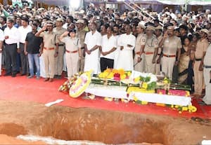  இயக்குநர் பாரதிராஜா உடல் அரசு மரியாதையுடன் அடக்கம்