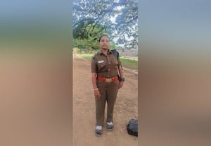  கள்ளக்காதலனை மகிழ்விப்பதற்காக டி.எஸ்.பி., உடையணிந்த பெண் கைது