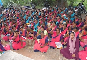  ஐ.சி.டி.எஸ்., அலுவலரை கண்டித்து தர்ணா, மறியல்