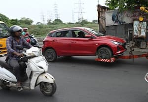  கார் டயர் பஞ்சராகி விபத்து பேசின்பாலத்தில் வாகன நெரிசல்