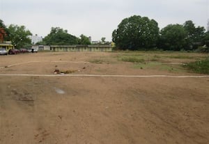  விளையாட்டு மைதானத்தை சுருக்கி வகுப்பறை கட்ட பெற்றோர் எதிர்ப்பு