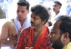  கொல்லுார் மூகாம்பிகை கோவிலில் விஜய் 1.6 கிலோ வெள்ளி வாள் வழங்கி தரிசனம்