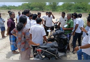  லாரிகளில் மண் கடத்தல் கிராம மக்கள் முற்றுகை