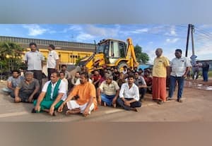  நடைபாதை மேம்பாலத்துக்கு எதிர்ப்பு; பா.ஜ.,சாலை மறியல்