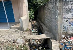  கழிவுநீர் கால்வாயில் தேங்கிய குப்பை கழிவுகள்
